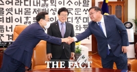 [TF포토] 주호영 원내대표와 악수하는 김태년 원내대표