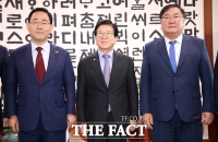 [TF포토] 어렵게 만난 주호영 원내대표와 김태년 원내대표