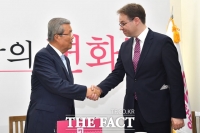 [TF포토] 아데나워 재단과 면담 갖는 김종인