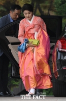 [TF포토] 곱게 차려입은 서경배 회장의 부인 신윤경 씨