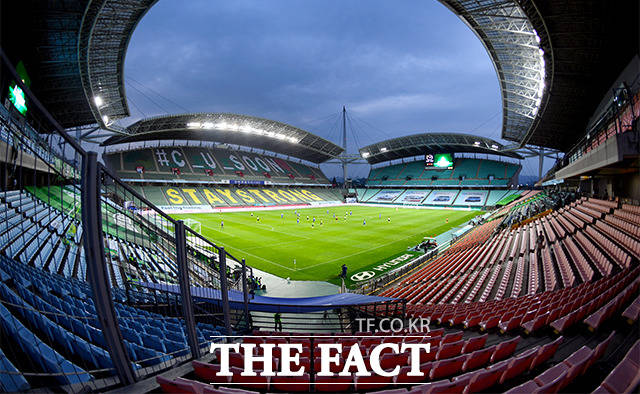 문체부는 28일 오후 중앙재난안전대책본부의 거리두기 단계별 기준 및 실행방안을 발표에 따라 프로스포츠의 제한적 관중 입장이 허용된다고 밝혔다.