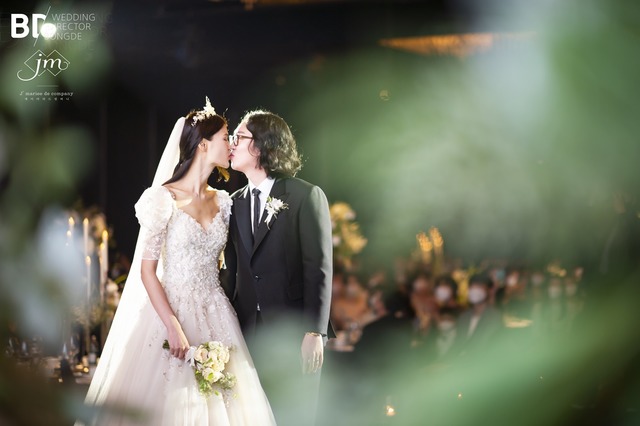 결혼식 사진 속 김경진·전수민은 행복한 미소를 짓고 있다. 수많은 하객 앞에서 입맞춤을 하는 모습도 담겼다. /해피메리드컴퍼니 제공
