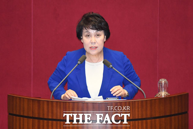 국회 여성가족위원장으로 선출된 정춘숙 더불어민주당 의원