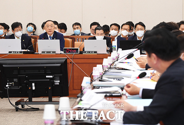 답변하는 홍남기 경제부총리 겸 기획재정부 장관(왼쪽 두번째)