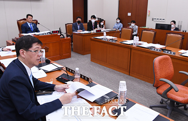 질의하는 김홍걸 더불어민주당 의원(왼쪽)