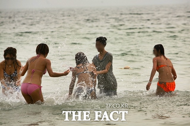 정부가 29일 7말8초에 집중돼 있는 여름휴가를 9월까지 확대하도록 권고했다. /더팩트DB