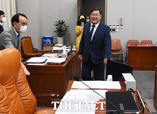 운영위원회 회의장 들어서는 김태년 위원장(오른쪽)