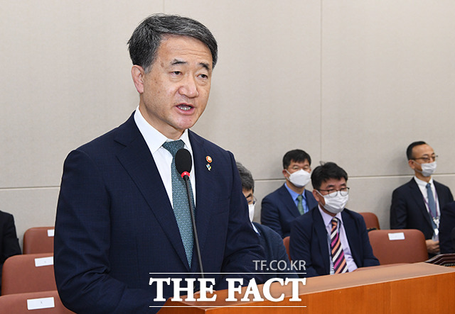 박능후 보건복지부 장관이 29일 7말8초에 집중돼 있는 여름휴가를 9월까지 확대하도록 권고했다. /더팩트 DB