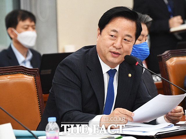 질의하는 김두관 더불어민주당 의원