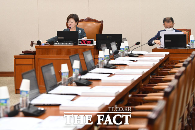 진선미 국회 국토교통위원장이 29일 오후 서울 여의도 국회에서 열린 국토교통위원회 전체회의에서 의사봉을 두드리는 가운데 미래통합당 소속 위원들의 의석이 비어있다. /국회=남윤호 기자