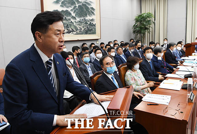 3차 추경안 관련 제안설명 하는 김영춘 신임 국회사무처장(왼쪽)