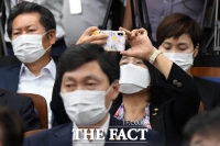 [TF포토] 사진 찍는 윤미향 의원