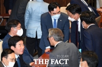 [TF포토] 분주한 민주당 지도부