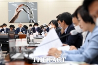 [TF포토] 분주한 과방위 전체회의