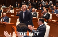 [TF포토] 박수 받는 주호영 원내대표