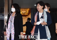 [TF포토] 본회의장 나서는 윤미향 의원