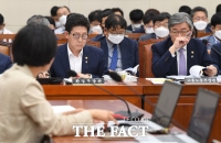 [TF포토] 질의 경청하는 조명래-이재갑