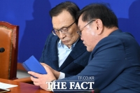 [TF포토] 휴대전화 보는 이해찬-김태년