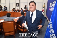 [TF사진관] 회의장 나서는 김태년… '국회 원구성, 오늘 결과'
