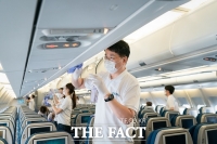  손걸레 든 조원태 한진 회장 '안전한 항공여행 책임지겠습니다'