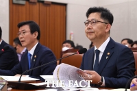 [TF포토] 전체회의 출석한 문성혁-김현수