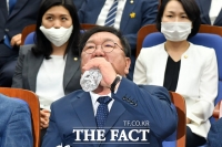 [TF포토] 물 마시는 김태년