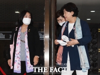 [TF포토] 밝은 표정의 윤미향 의원