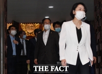[TF포토] 본회의장 나서는 더불어민주당 의원들