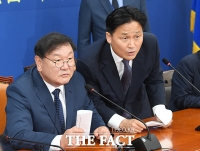 [TF포토] 취재진 질문에 답변하는 김태년 원내대표