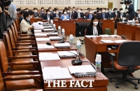 [TF포토] 법사위 전체회의 불참한 미래통합당