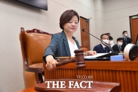 [TF포토] 회의 주재하는 진선미 국토교통위원장