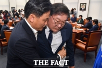[TF포토] 회의장 나서며 귀엣말 나누는 김태년