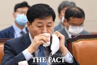 [TF포토] 물 마시는 구윤철 국무조정실장