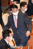 [TF포토] 본회의 '잠깐' 참석한 윤상현 의원