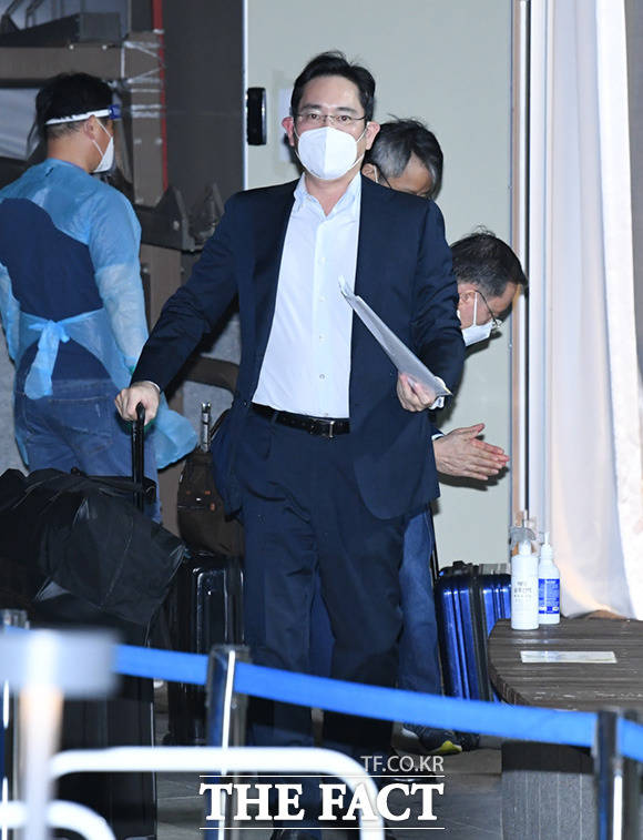 지난달 중국 출장을 마친 이재용 삼성전자 부회장이 김포의 한 호텔에서 코로나19 음성 판정을 받고 자택으로 귀가하고 있다. /임세준 기자