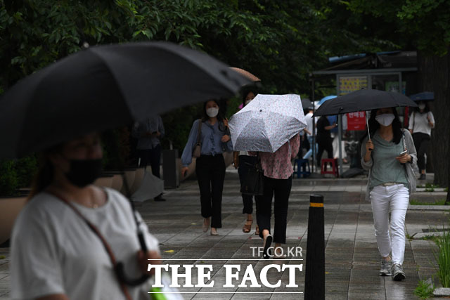 기상청에 따르면 오늘(1일) 전국 곳곳에서 비가 내리다 그치고 점차 맑아지는 날씨가 되겠다. /남윤호 기자