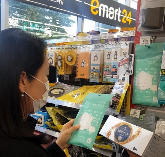 편의점 업계가 7월 1일 전국 점포에서 비말 차단 마스크 판매를 시작한다고 밝혔다. /이마트24 제공