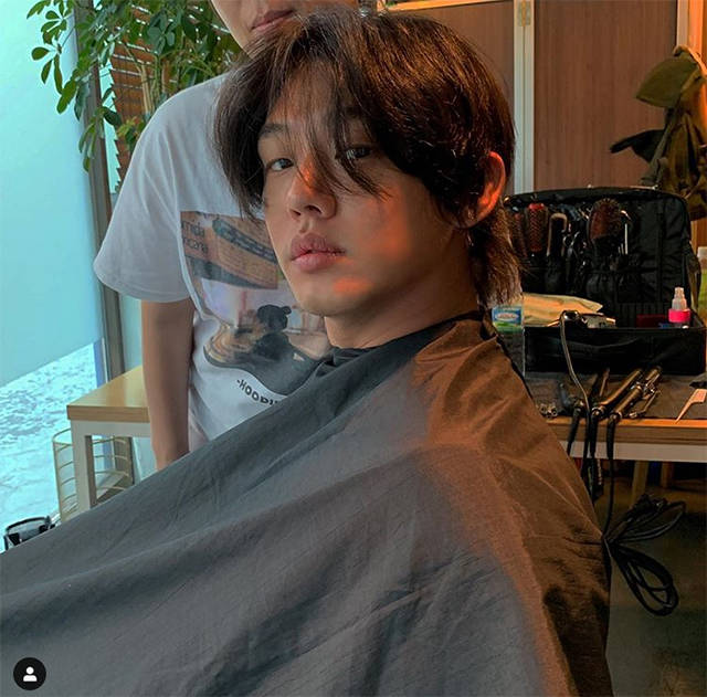 배우 유아인이 영화 #살아있다 100만 관객 돌파 공약 이행을 위해 긴머리 가발을 쓴 모습을 인스타그램에 공개했다. / 사진=유아인 인스타그램