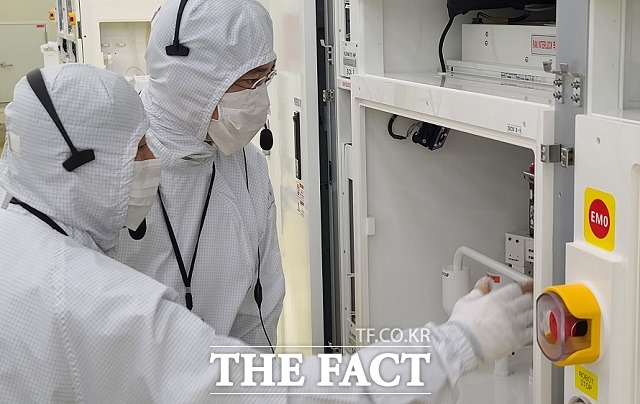 삼성전자는 시스템 반도체·AI·SW 등 차세대 신기술 분야의 핵심 인재 확보를 위해 올해 연말까지 역대 최대 규모인 박사급 인력 1000여 명을 채용할 계획이라고 1일 밝혔다. 지난달 30일 세메스 천안사업장을 찾아 반도체 및 디스플레이 제조장비 생산 공장을 살펴보는 이재용 부회장의 모습 /삼성전자 제공