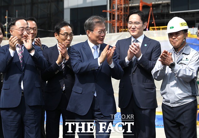 이재용 부회장은 지난 4월 경기도 화성사업장에서 열린 시스템반도체 비전 선포식 당시 시스템 반도체 분야에 133조 원을 투자하고, 1만5000명을 채용하는 내용을 골자로 한 반도체 비전 2030을 발표하며 적극적인 인재 육성 및 영입 의지를 드러낸 바 있다. /뉴시스