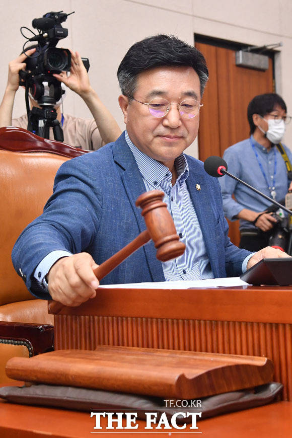 의사봉 두드리는 윤호중 국회 법제사법위원장