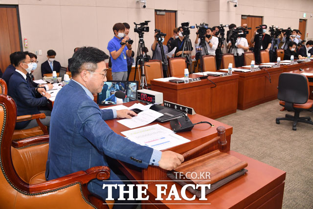 1일 오후 국회에서 법제사법위원회 회의가 열리고 있는 가운데 미래통합당 의원들이 불참한 모습. /남윤호 기자