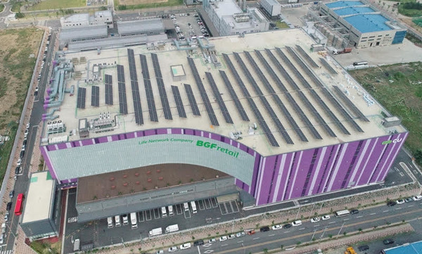 BGF리테일이 충북 진천 중앙물류센터에 태양광 발전소를 설치해 업계 최초로 7월부터 전기를 판매한다. /BGF리테일 제공