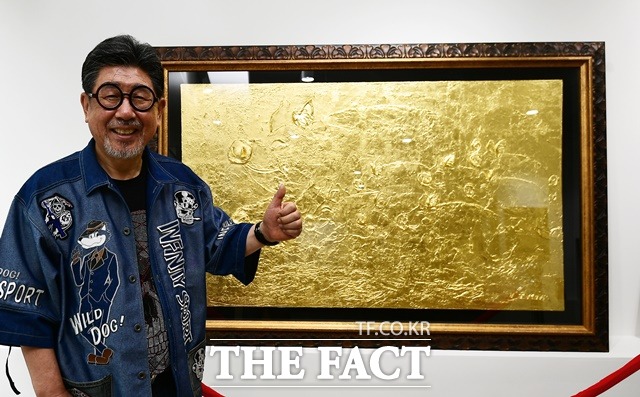 김일태 화백은 결혼 후 미국 샌프란시스코로 건너가 아트스쿨에서 3년간 미술을 전공했다. 그의 손을 거쳐 탄생되는 금화는 황금화, 백금화, 평면금도자기 등 세 가지 형태의 작품으로 만들어진다. /이동률 기자
