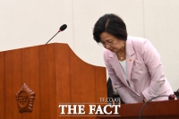 [TF포토] 인사하는 추미애 장관