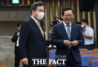 [TF포토] 김한정 의원과 인사하는 이낙연