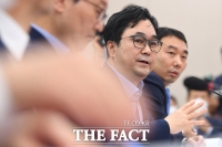 [TF포토] 추미애 장관에게 질의하는 김종민