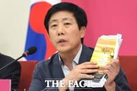 [TF포토] 북으로 띄운 책 설명하는 박상학