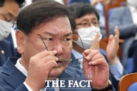 [TF포토] 안경 고쳐쓰는 김태년