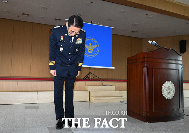 배용주 경기남부지방경찰청장이 2일 오전 경기도 수원시 장안구 경기남부지방경찰청 강당에서 이춘재 사건 수사경과 브리핑 발표에 앞서 피해자들에게 고개숙여 사과하고 있다. /수원=이동률 기자